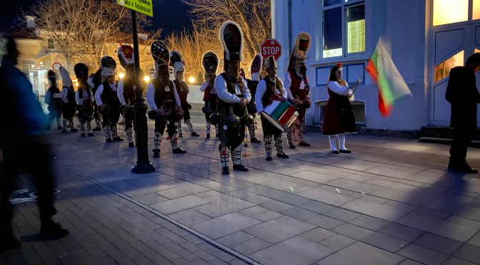 Столетовските кукери на шествие  „Нощ на маските“ – Старчовден в Карловско 2022 [ВИДЕО]